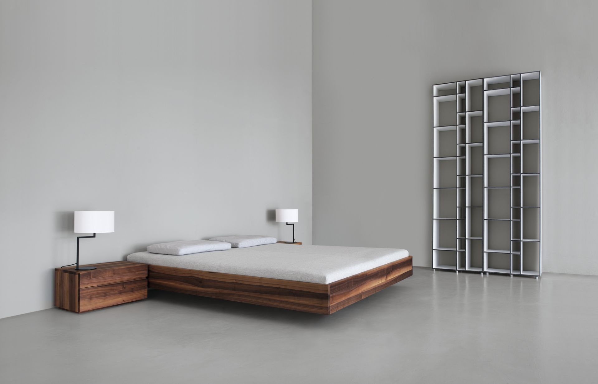 Schlafzimmer mit Simple Holzbett aus Nussbaum, Nachttisch und Regal. Modernes Design.