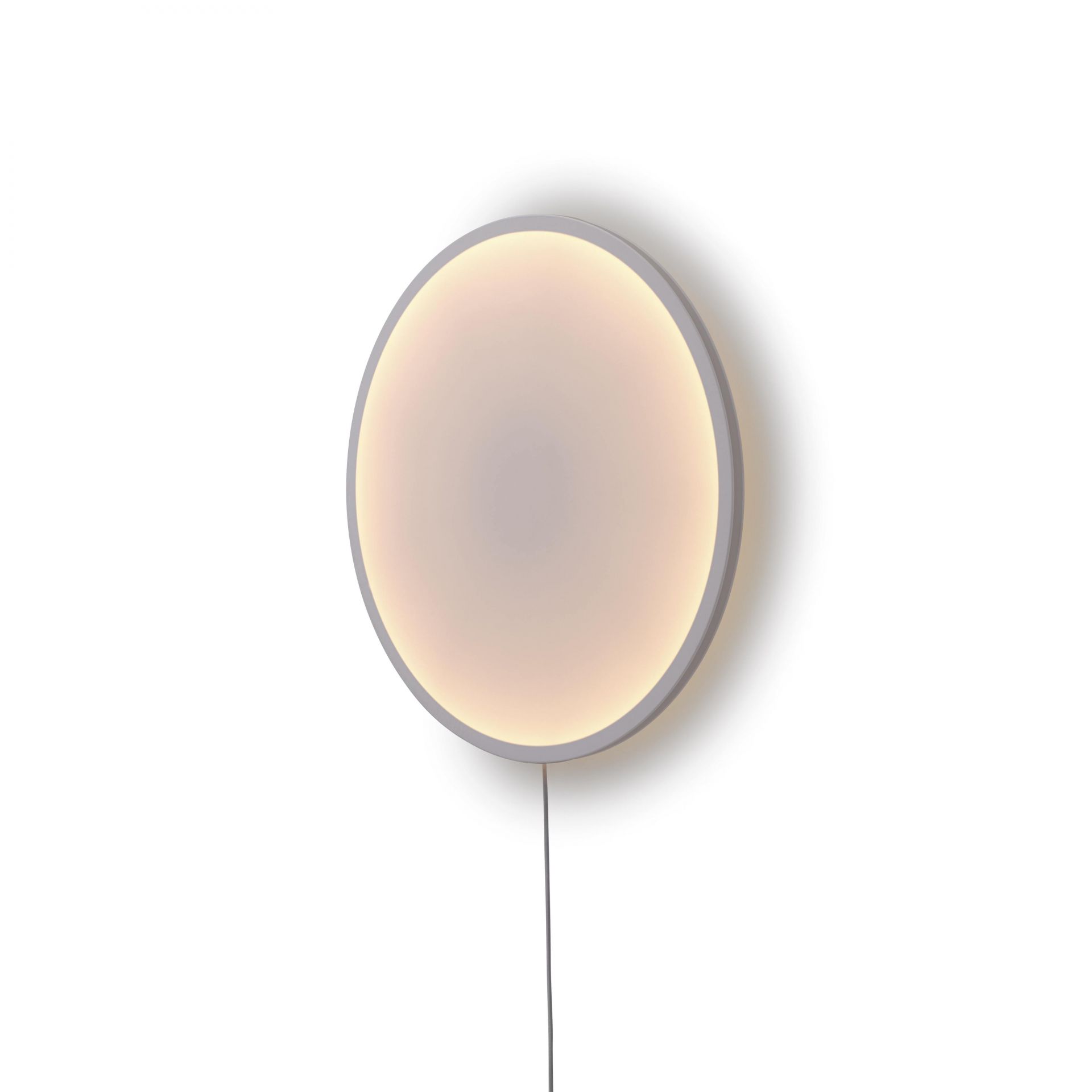 Nahaufnahme der runden Calm Wandleuchte von Muuto in Grau mit warmem Lichtschein.