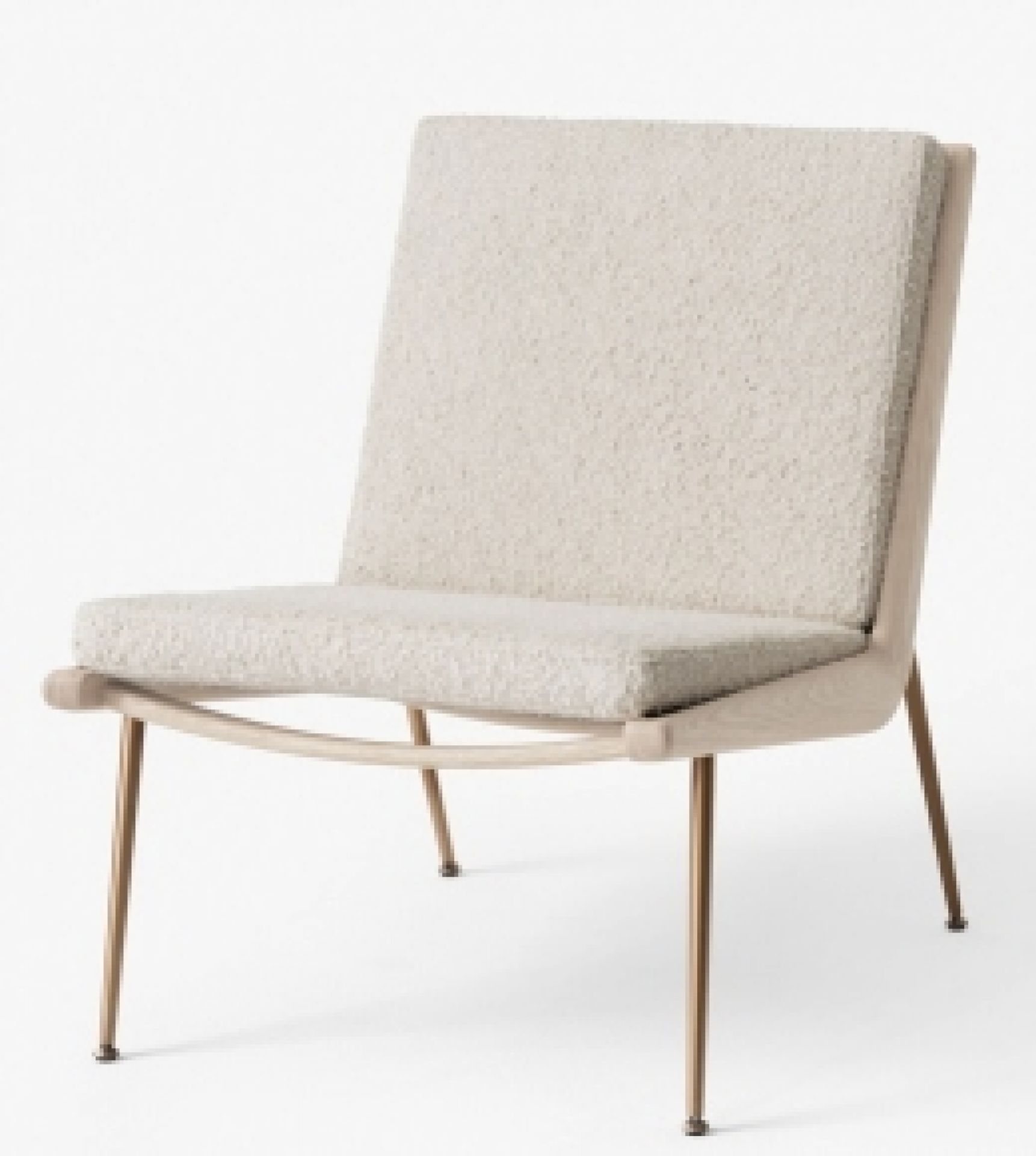 Beiger Boomerang Sessel von AndTradition mit Bouclé-Bezug und Metallbeinen, ideal als Loungemöbel für Wohnzimmer.