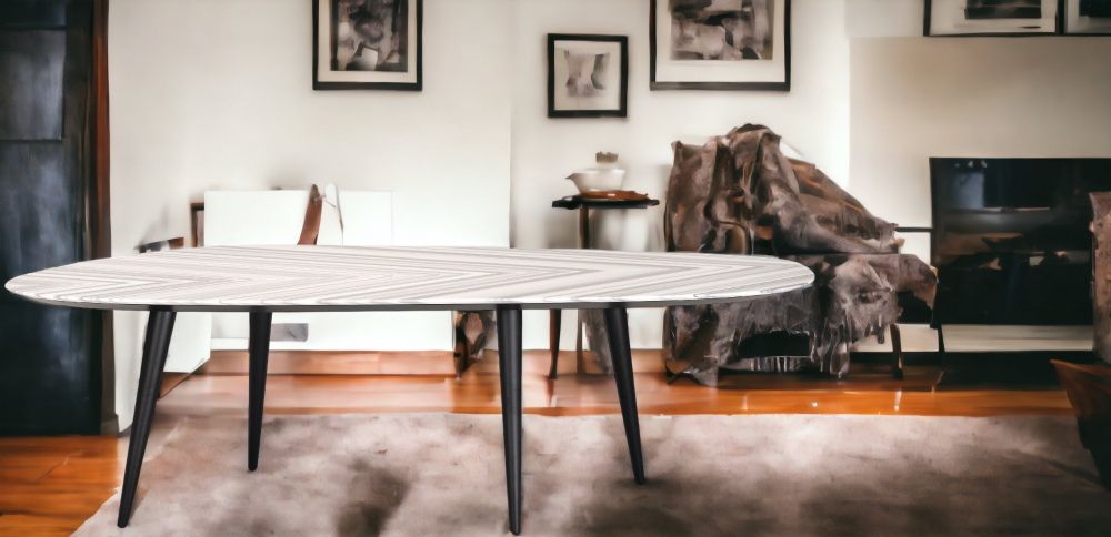 2318 Tweed Marble Esstisch von Zanotta mit ovaler Tischplatte und schwarzen Beinen im modernen Wohnzimmer.