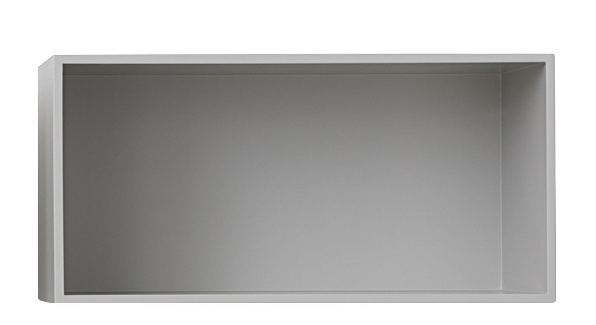 Nahaufnahme eines einzelnen, leeren, hellgrauen Muuto Mini Stacked Storage System 2.0 Regals.