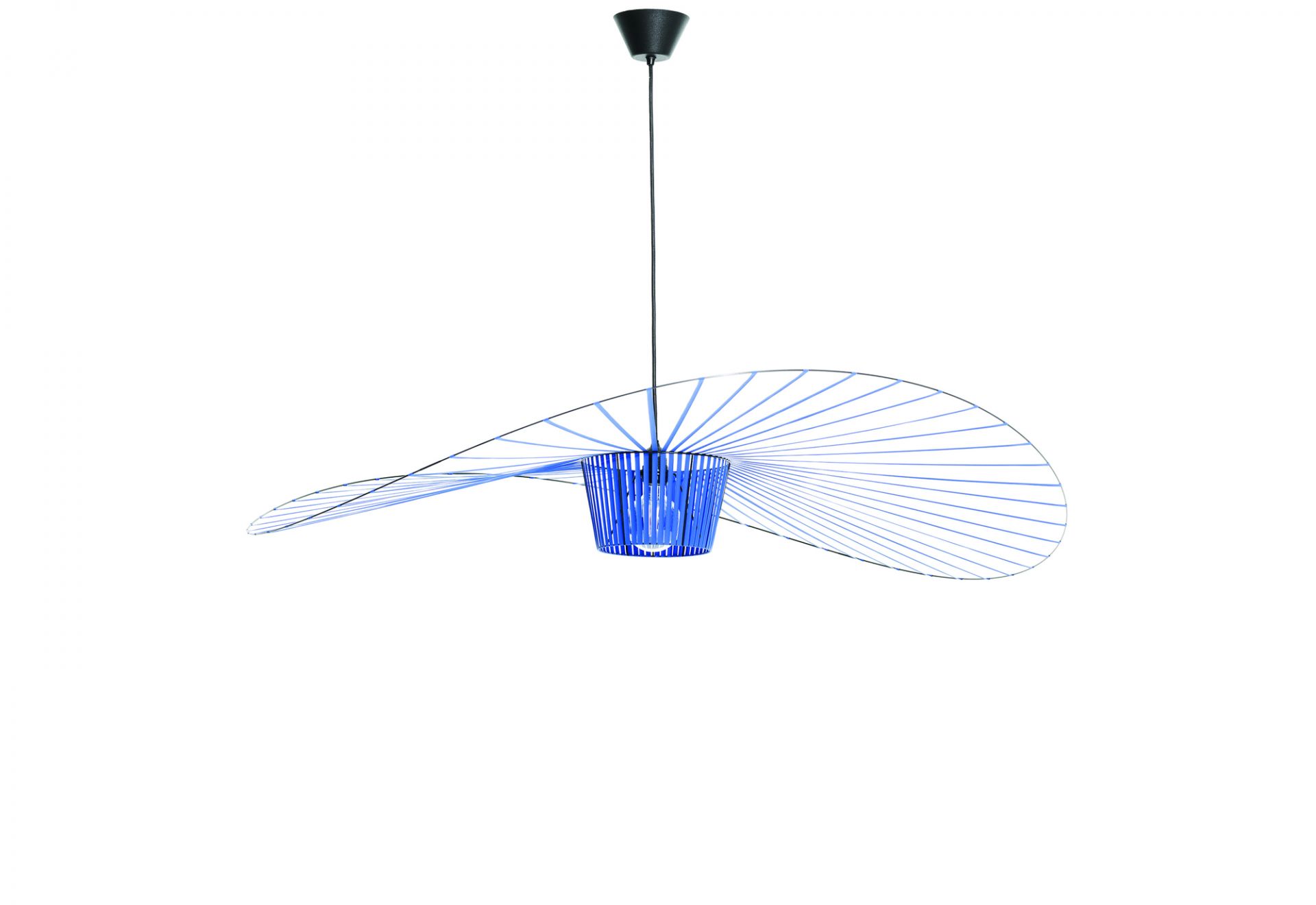 Vertigo Pendelleuchte Medium Kobaltblau von Petite Friture, moderne Hängelampe mit blauem Lampenschirm und filigranem Design.