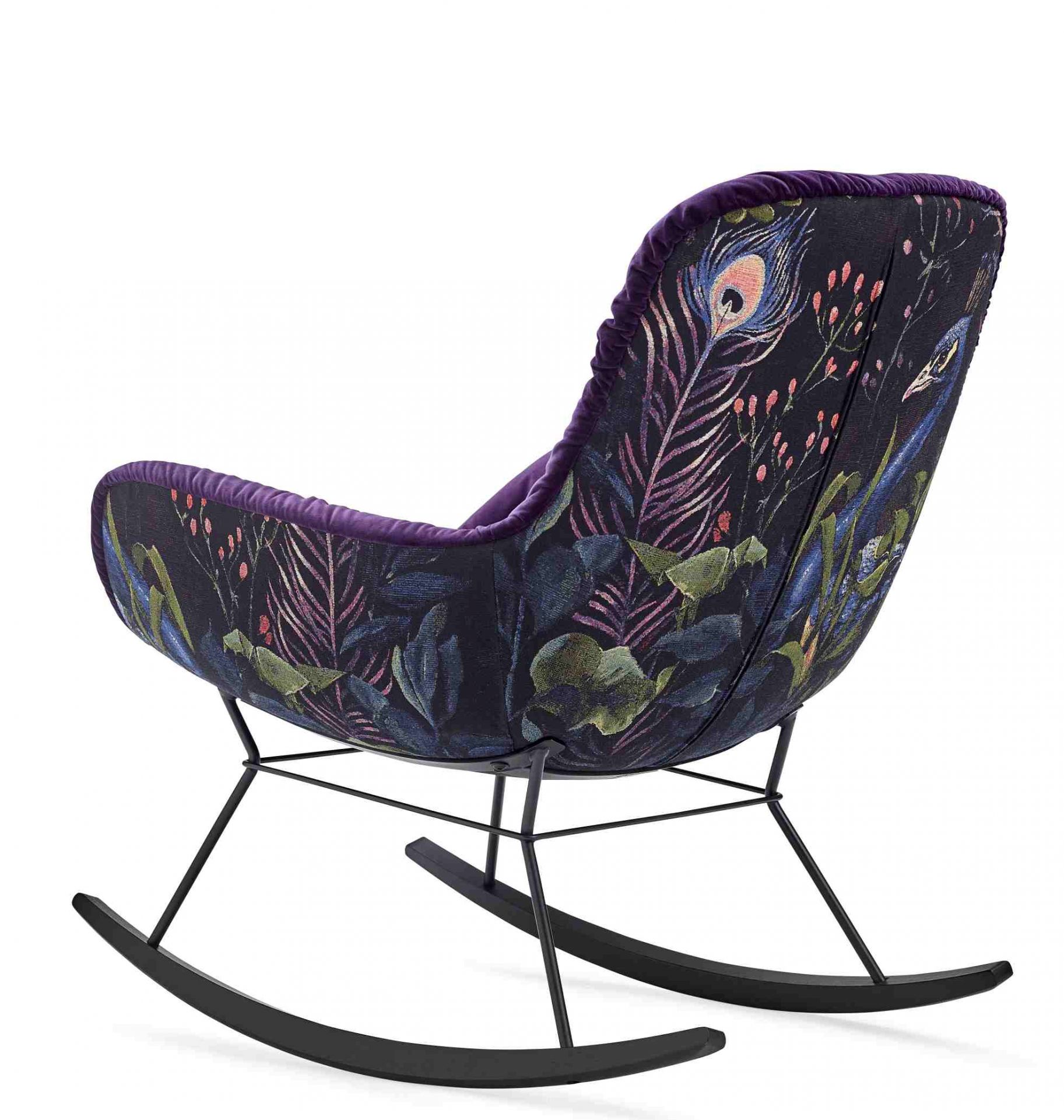 Leya Rocking Lounge Chair mit floralem Pfauenfeder-Muster und schwarzem Metallgestell, Schaukelsessel von Freifrau Manufaktur.