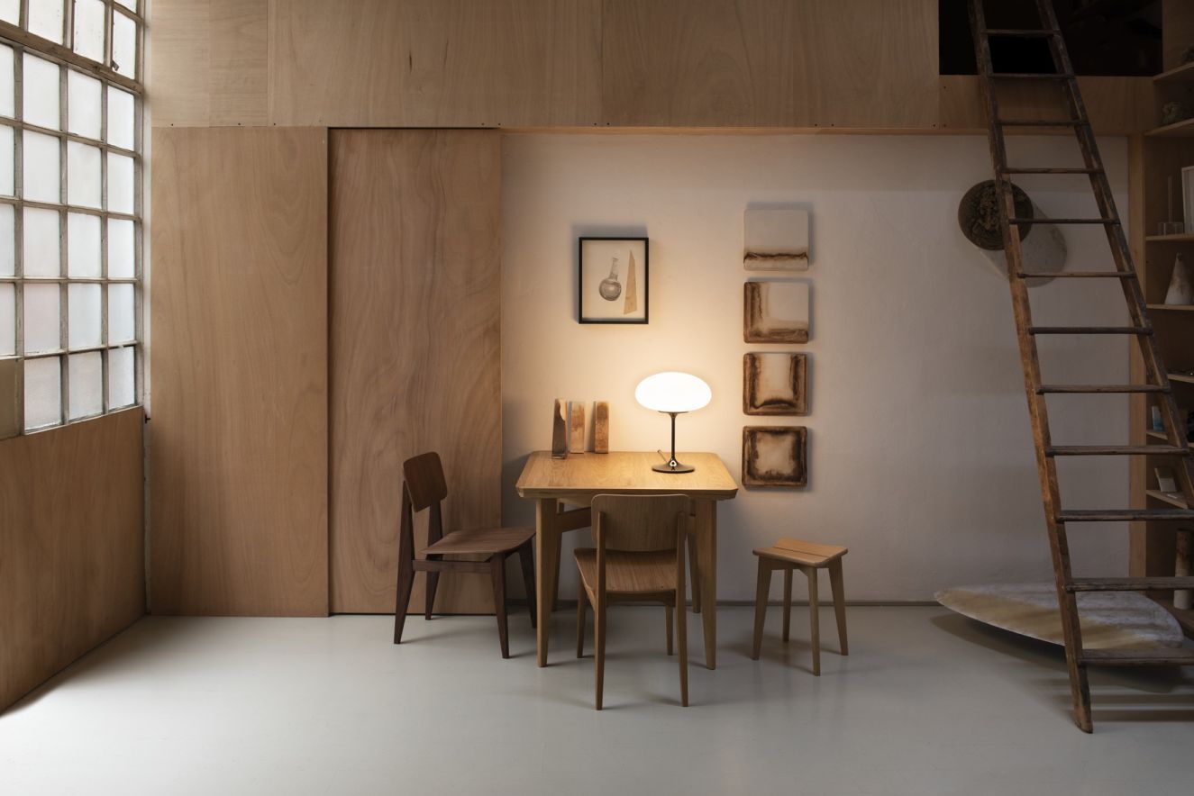 B-Table Esstisch von Gubi aus Holz mit Stühlen und Lampe in modernem Interieur.