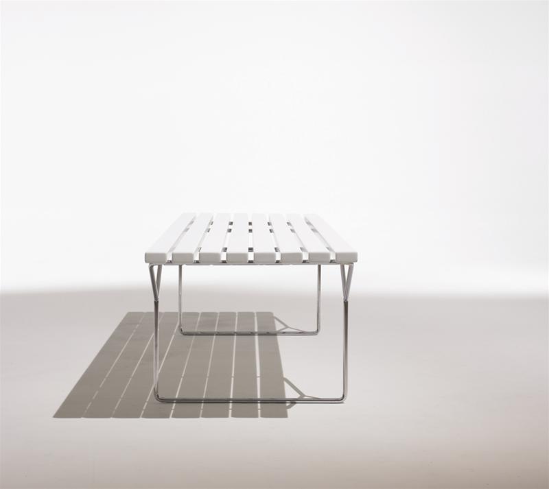 Bertoia Bank von Knoll International für den Innen- und Außenbereich, weiße Sitzfläche mit Chromgestell.