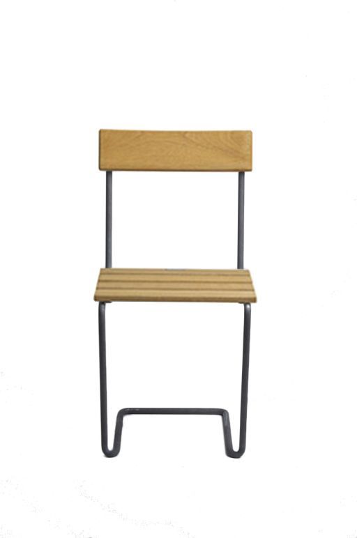 Stuhl 1 aus Eiche von Grythyttan Stalmöbler: Moderner Stuhl mit Stahlgestell und Holz-Sitzfläche.