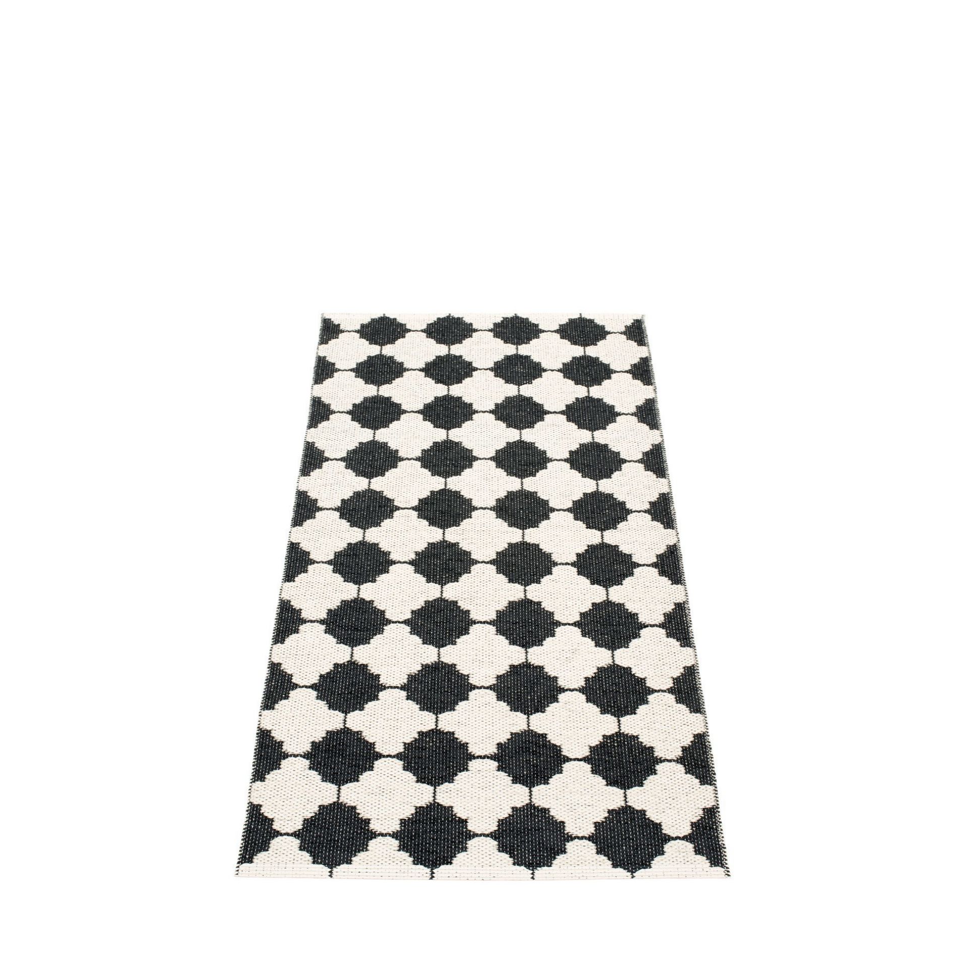 Marre Kunststoffteppich von Pappelina, 70x150 cm, mit schwarzem und weißem Rautenmuster. Strapazierfähiger Teppich für Innen und Außen.