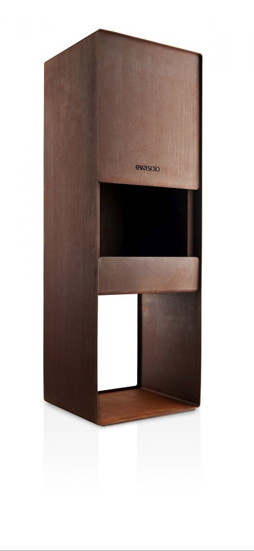 FireBox Garden Holzbrenner von Eva Solo: Moderner Gartenkamin aus rostfarbenem Stahl.