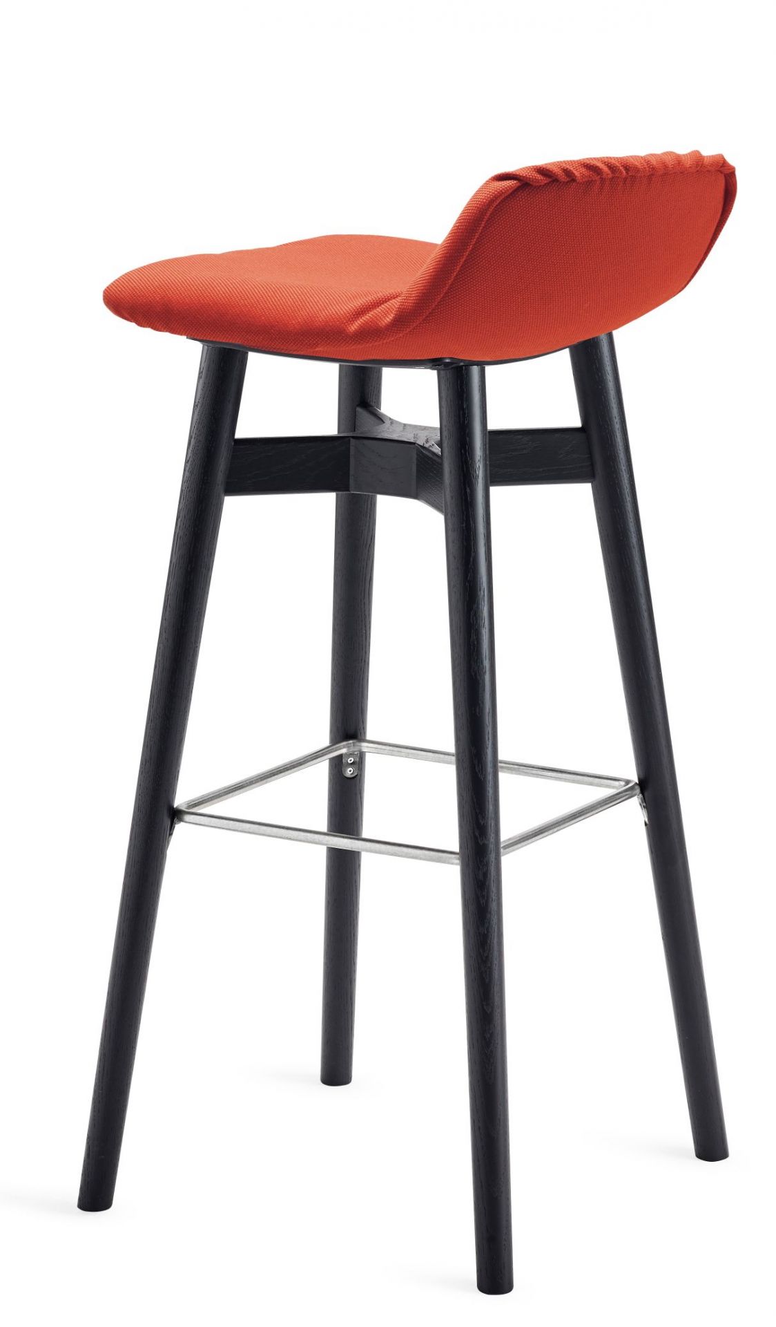 Leya Barhocker mit niedriger Sitzhöhe von Freifrau Manufaktur, orangefarbener Bezug und schwarzes Holzgestell.