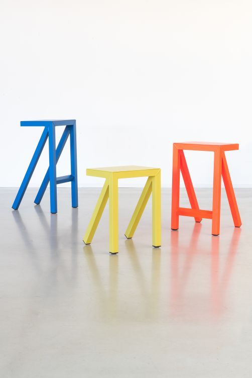 Bureaurama Hocker von Magis, drei farbenfrohe, moderne Barhocker in Blau, Gelb und Orange im minimalistischen Design.