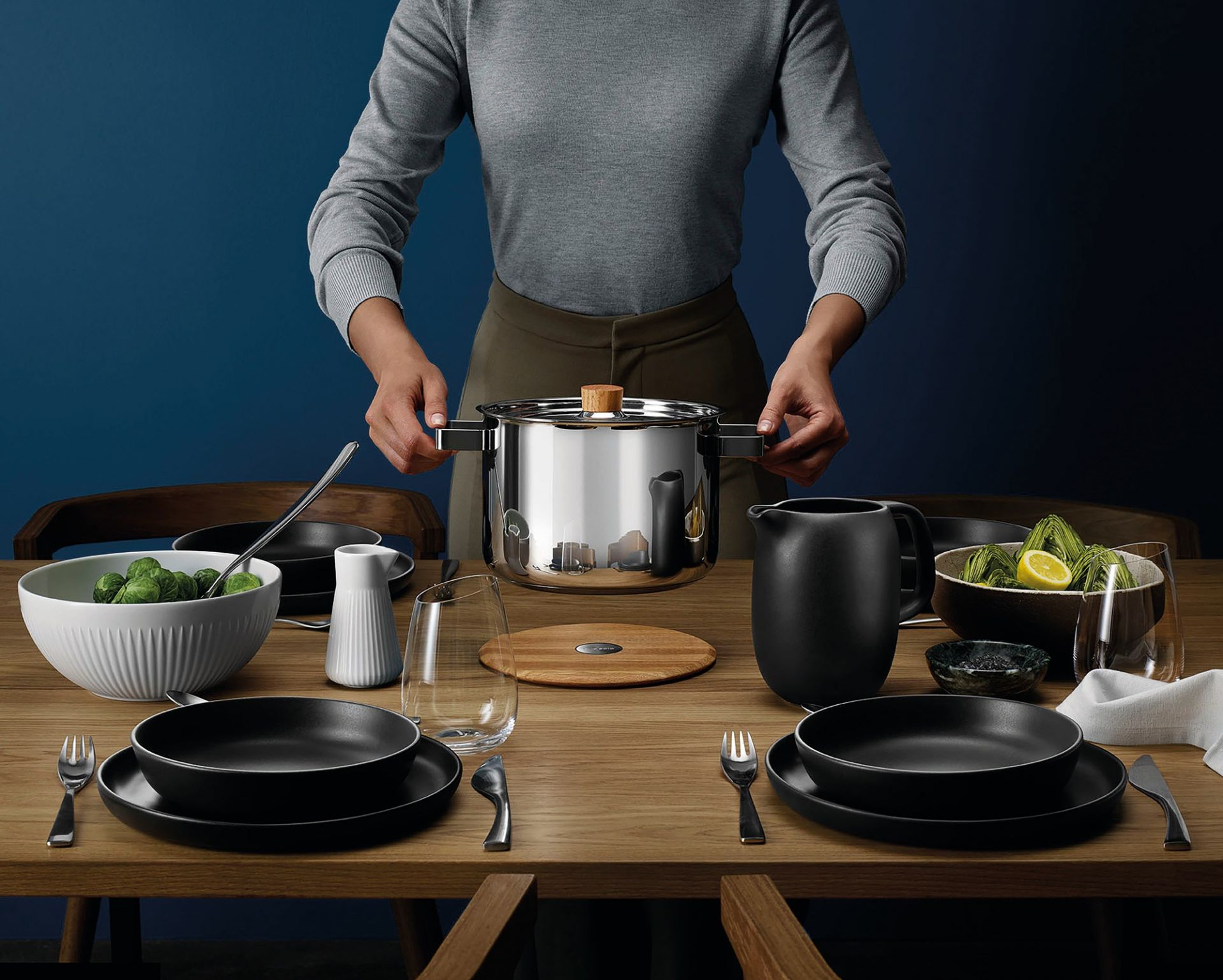 Nordic Kitchen Kanne von Eva Solo auf gedecktem Tisch mit Geschirr und Speisen.