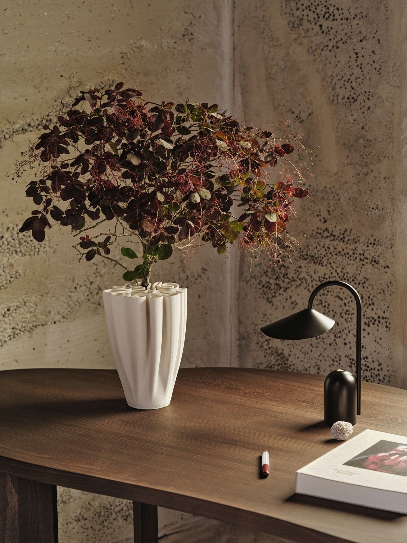 Nahaufnahme der Ferm Living Dedali Vase Medium in Off-White mit Zweigen auf einem Holztisch.