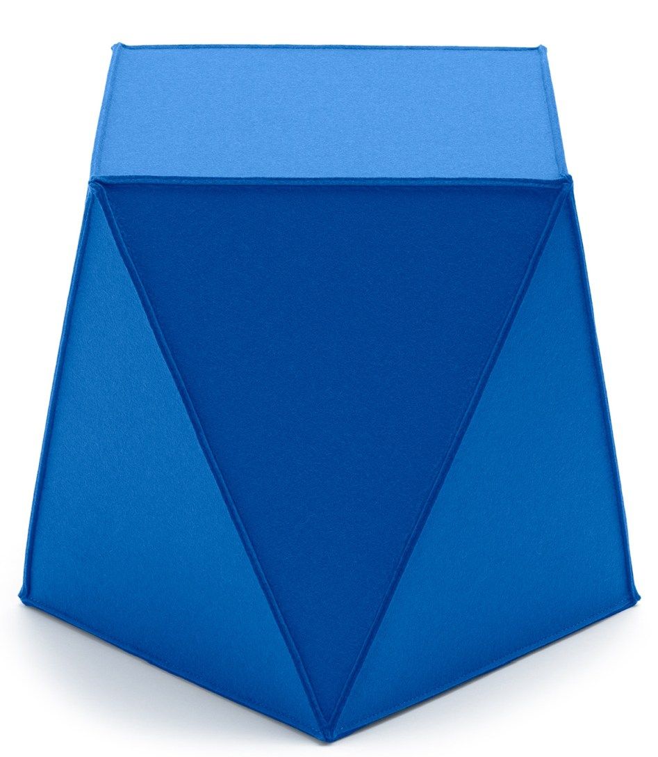 Blauer HEY-SIGN Sitzhocker von BWF Group, moderner Filzhocker für Wohnzimmer und Büro.