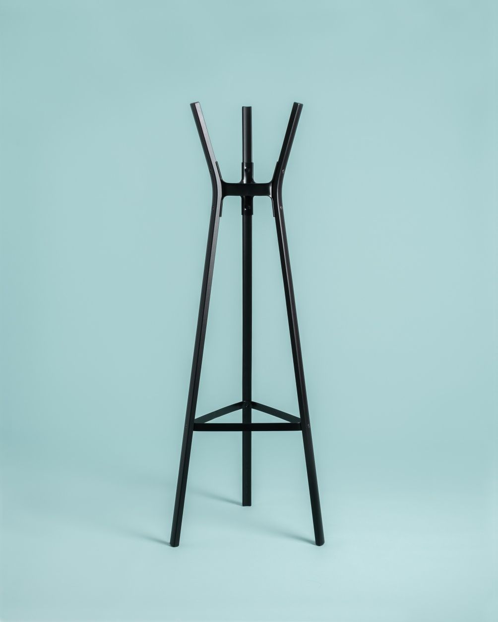 Schwarzer Steelwood Coat Stand Garderobenständer von Magis, moderne Kleiderständer für Flur und Eingangsbereich.