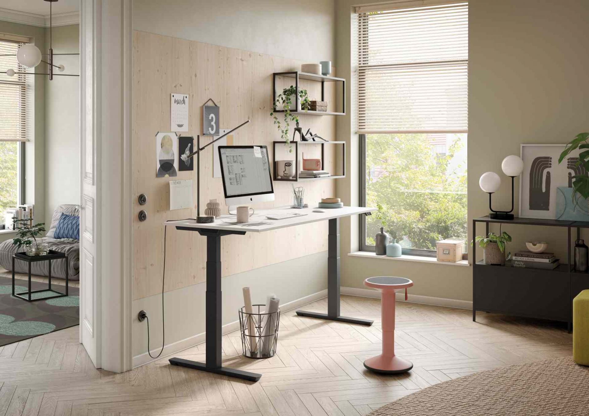 Modernes Büro mit Palmberg Crew T Schreibtisch, höhenverstellbar, in Weiß und Schwarz, mit Büromöbeln und Tageslicht.