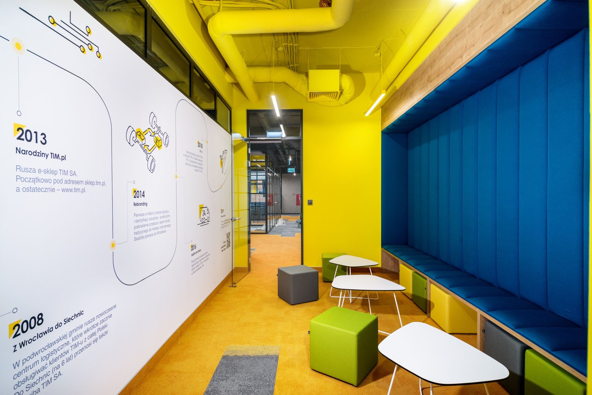 Büro-Lounge mit Cube CUB R 425 Pouf Sitzhockern auf Rollen in Grün und Grau.