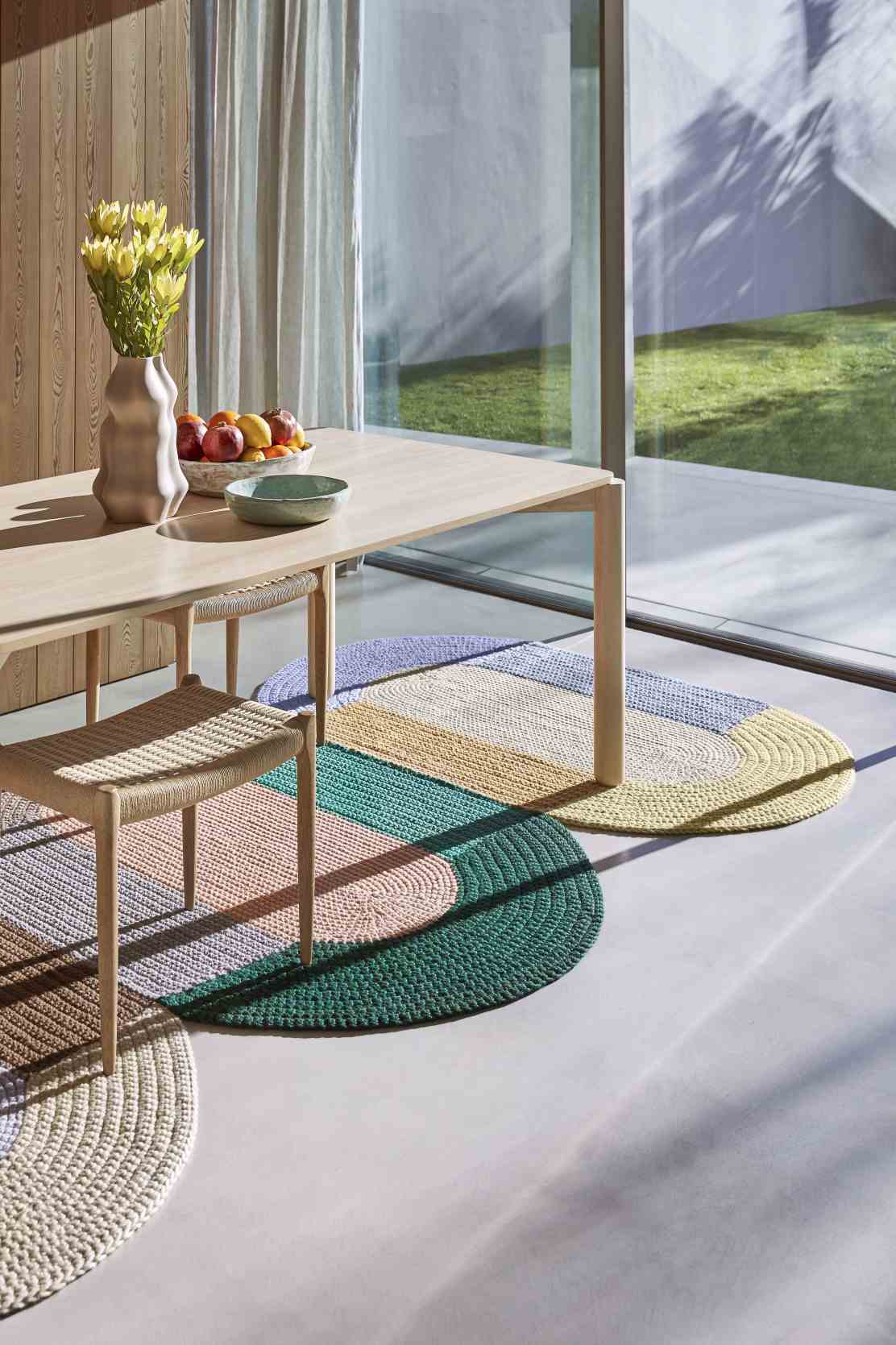 The Crochet Collection Teppich, handgefertigt, mehrfarbig, aus Baumwolle, im modernen Esszimmer.