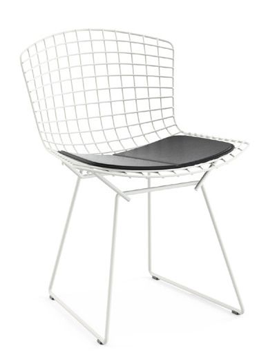 Weißer Bertoia Stuhl für den Außenbereich mit schwarzem Sitzkissen von Knoll International. Designklassiker.