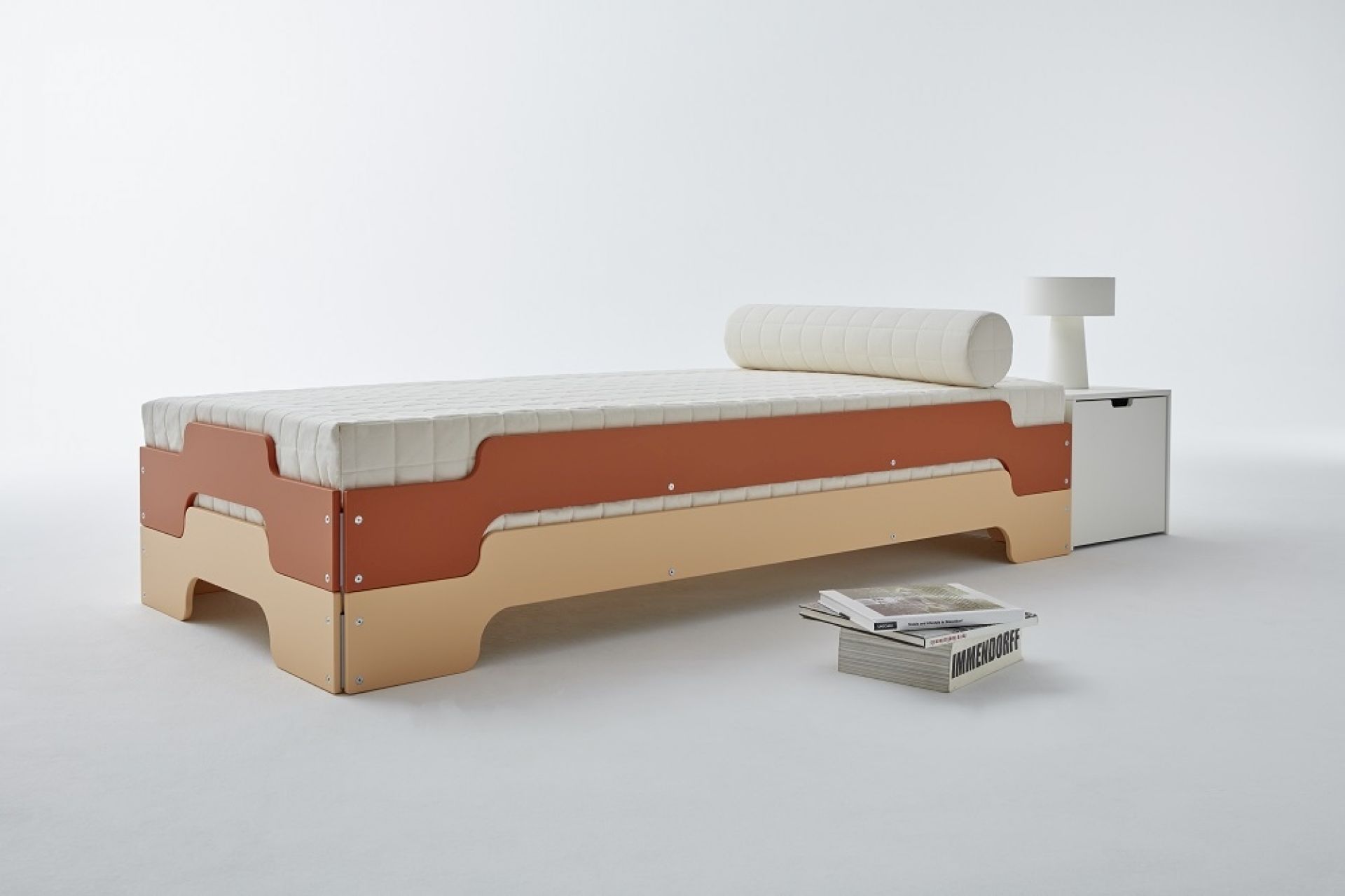 Stapelliege Komfort von Müller Möbelwerkstätten, Einzelstück in Beige und Braun mit Matratze und Rolle.