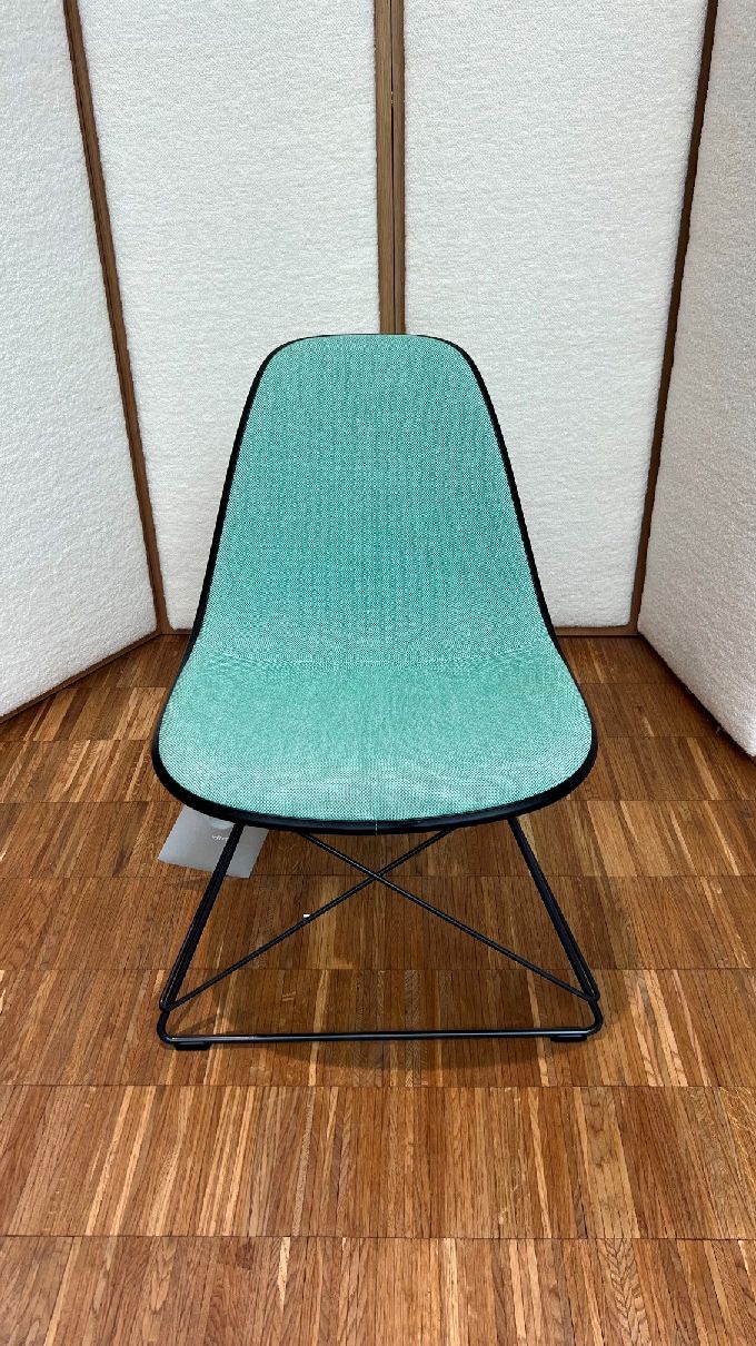 Eames Plastic Side Chair LSR Volledig gestoffeerde stoel Vitra TENTOONSTELLINGSSTUK