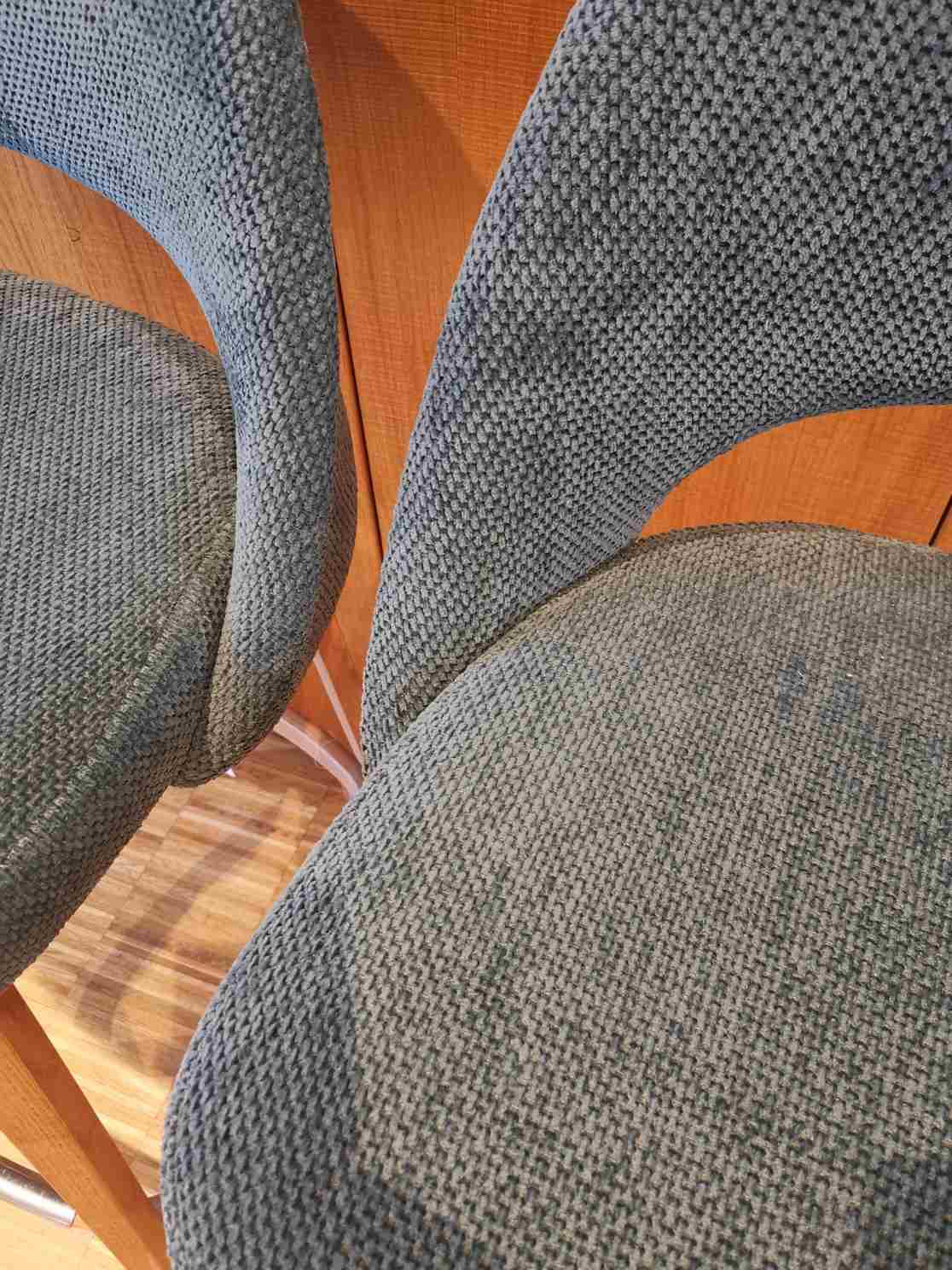 Detailaufnahme von zwei grauen Saarinen Barhockern von Knoll International, Ausstellungsstücke mit Webstoffbezug.