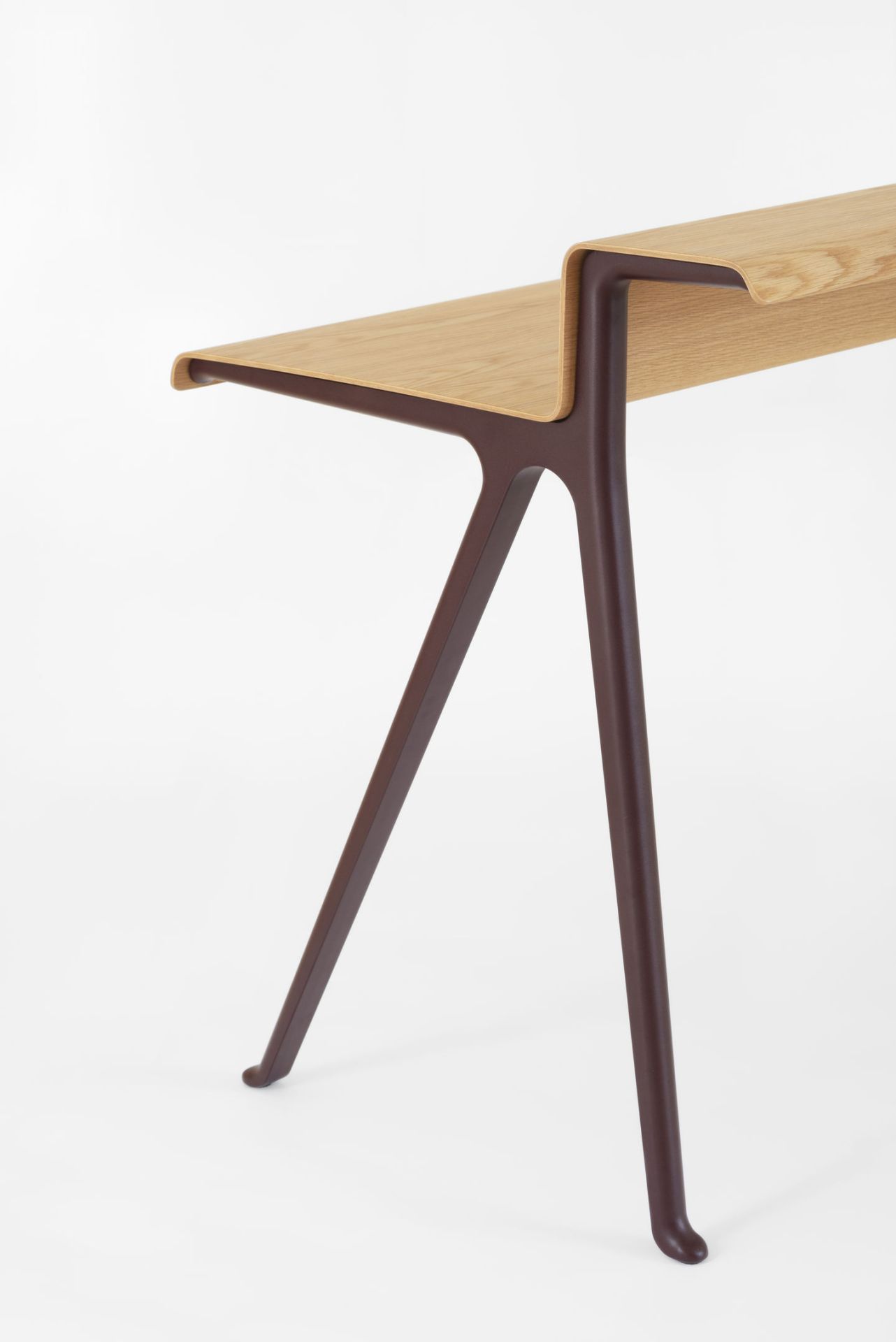 Vitra Courier Schreibtisch mit hellbrauner Tischplatte und braunem Gestell vor weißem Hintergrund.