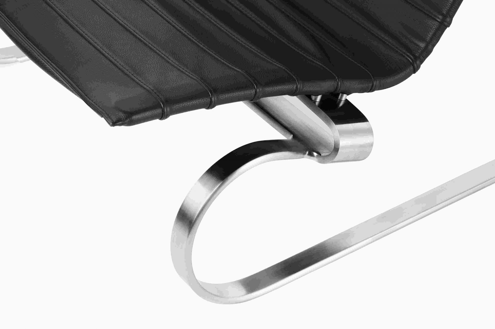 Detailaufnahme des PK20 Sessels von Fritz Hansen: Schwarzes Leder und verchromtes Stahlgestell. Designklassiker für stilvolles Wohnen.