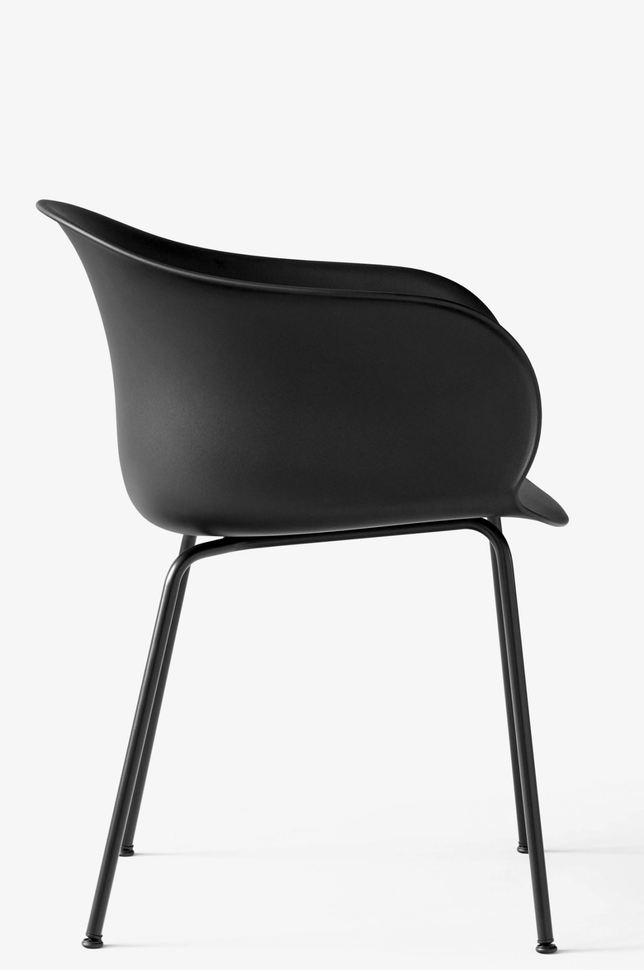 Schwarzer Elefy Lounge Chair von AndTradition, moderner Sessel mit Armlehne und schwarzem Metallgestell, Seitenansicht.