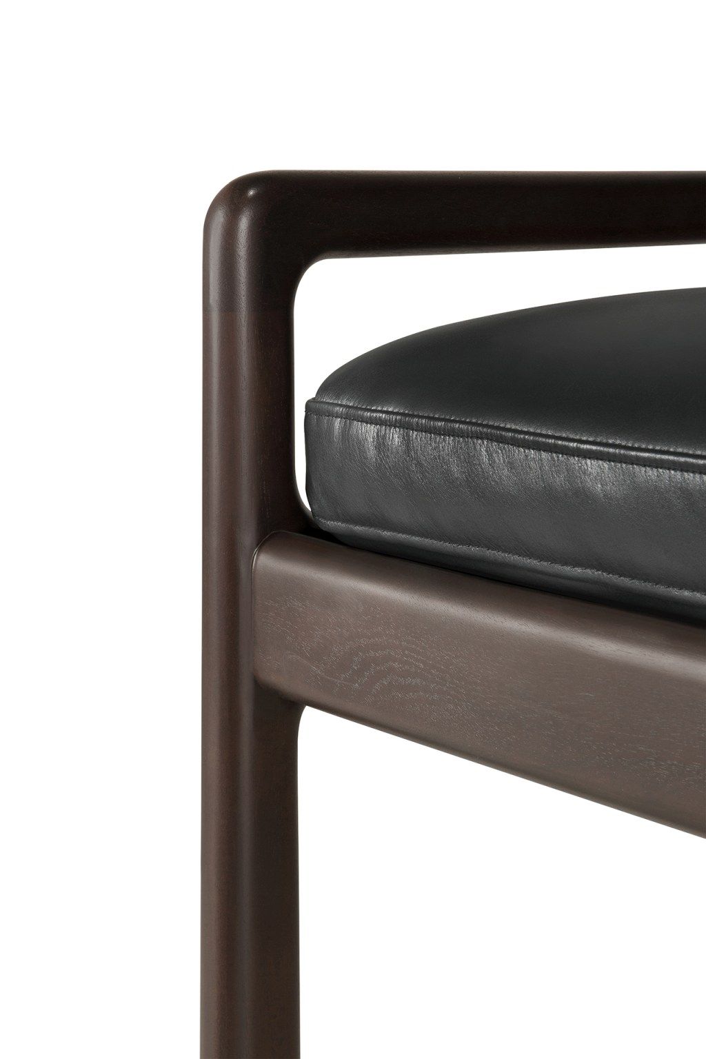 Detailaufnahme der Jack Bench Bank von Ethnicraft mit schwarzem Lederpolster und dunklem Holzrahmen.