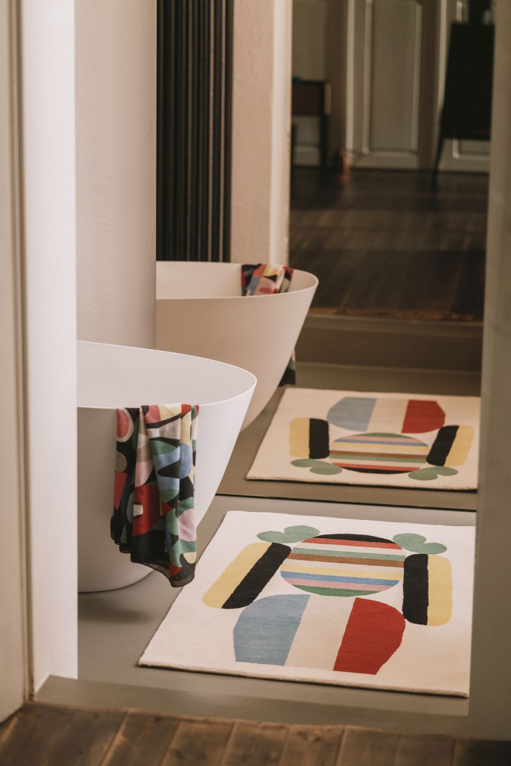 Elis Teppich von Designercarpets mit abstraktem Muster in Rot, Blau, Gelb und Grün im Badezimmer.