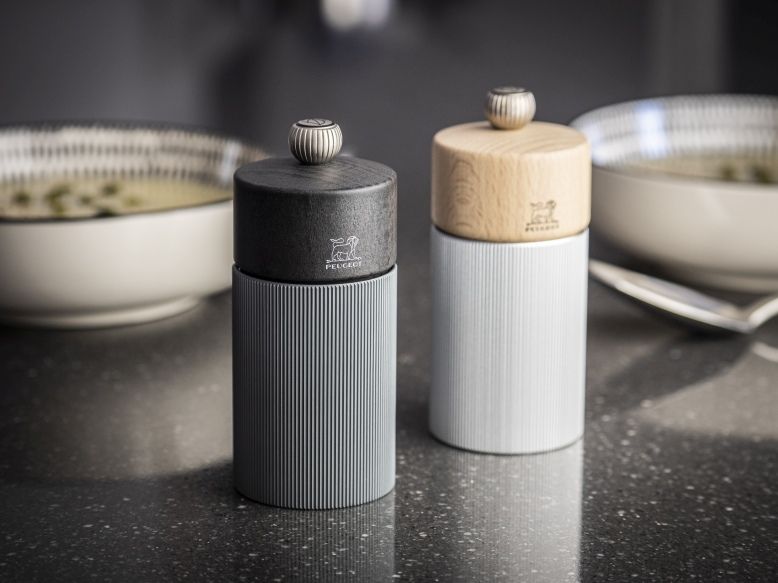 Peugeot Line Pfeffermühle H 12 cm Graphit und Carbon, hochwertige Gewürzmühle aus Holz und Edelstahl.