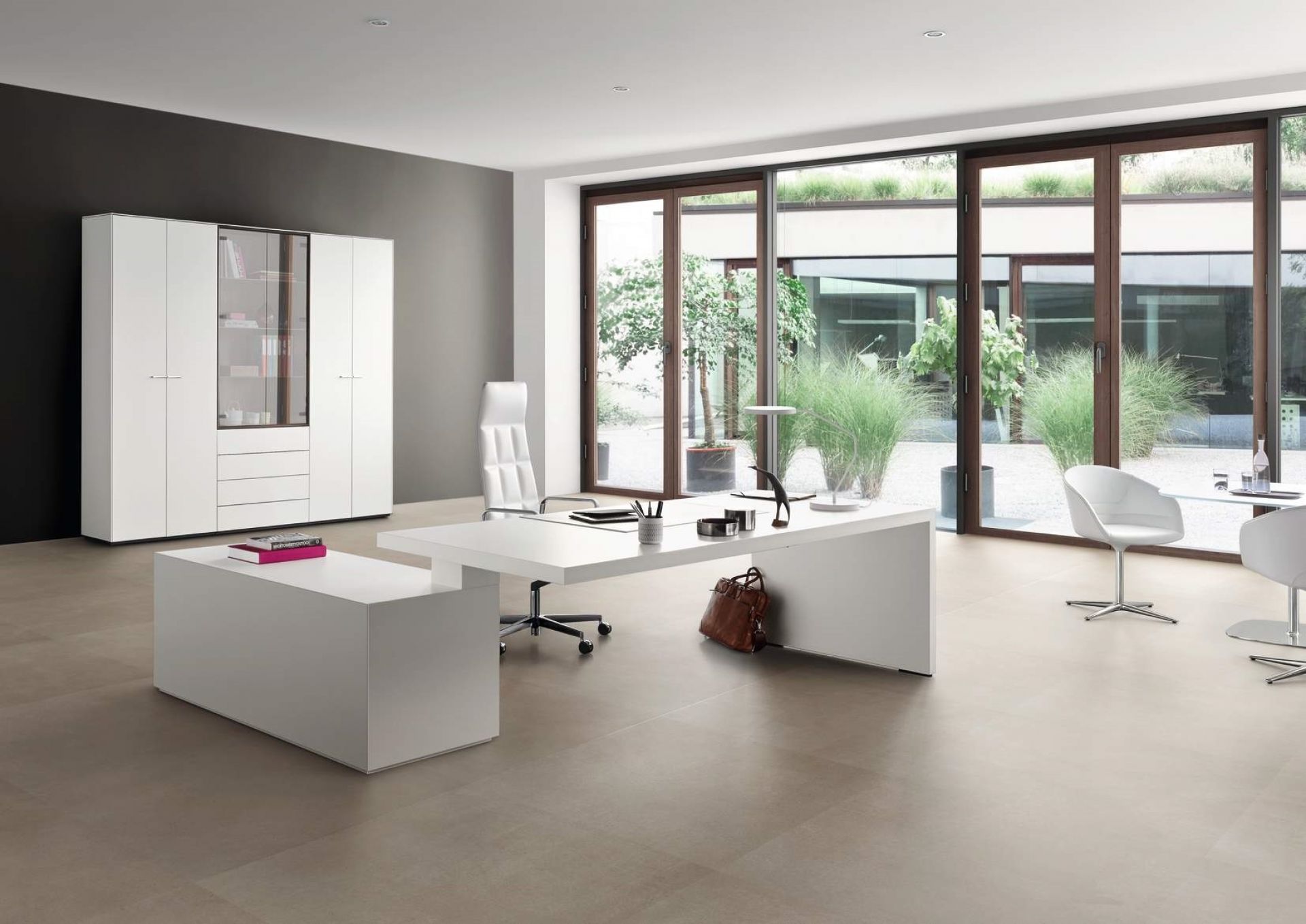 Moderner Büroraum mit weißem Leadchair Executive Bürodrehstuhl von Walter Knoll, Schreibtisch und Schrank.