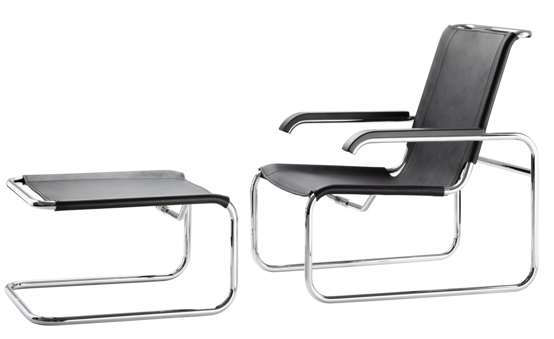 S 35 L Thonet Sessel mit Fußhocker, schwarzes Leder und verchromtes Stahlrohr.
