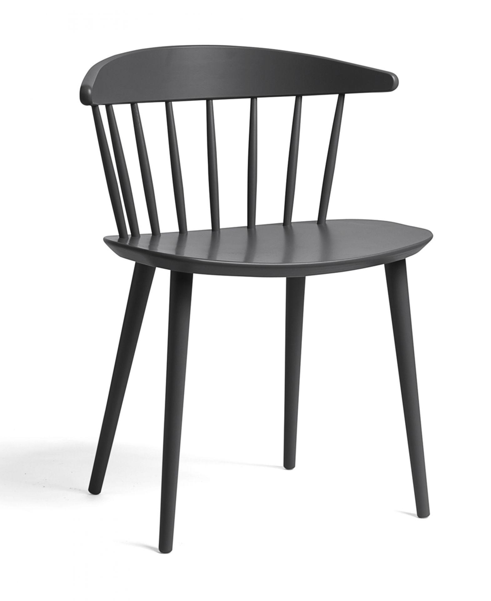 Schwarzer J104 Chair Stuhl von Hay: Holzstuhl mit Rückenlehne und vier Beinen für Esszimmer und Wohnbereich.