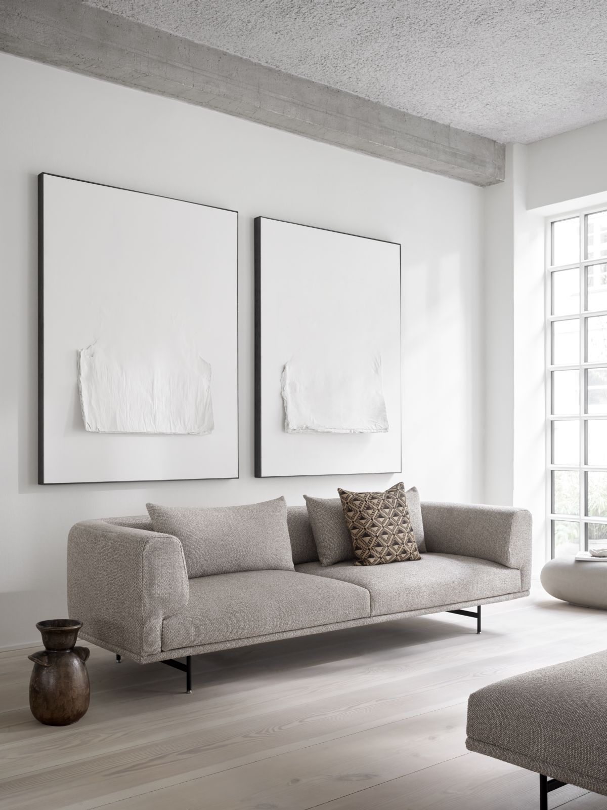 Heller Wohnraum mit grauem Vipp Chimney Modul Sofa, 3-Sitzer, mit Kissen.