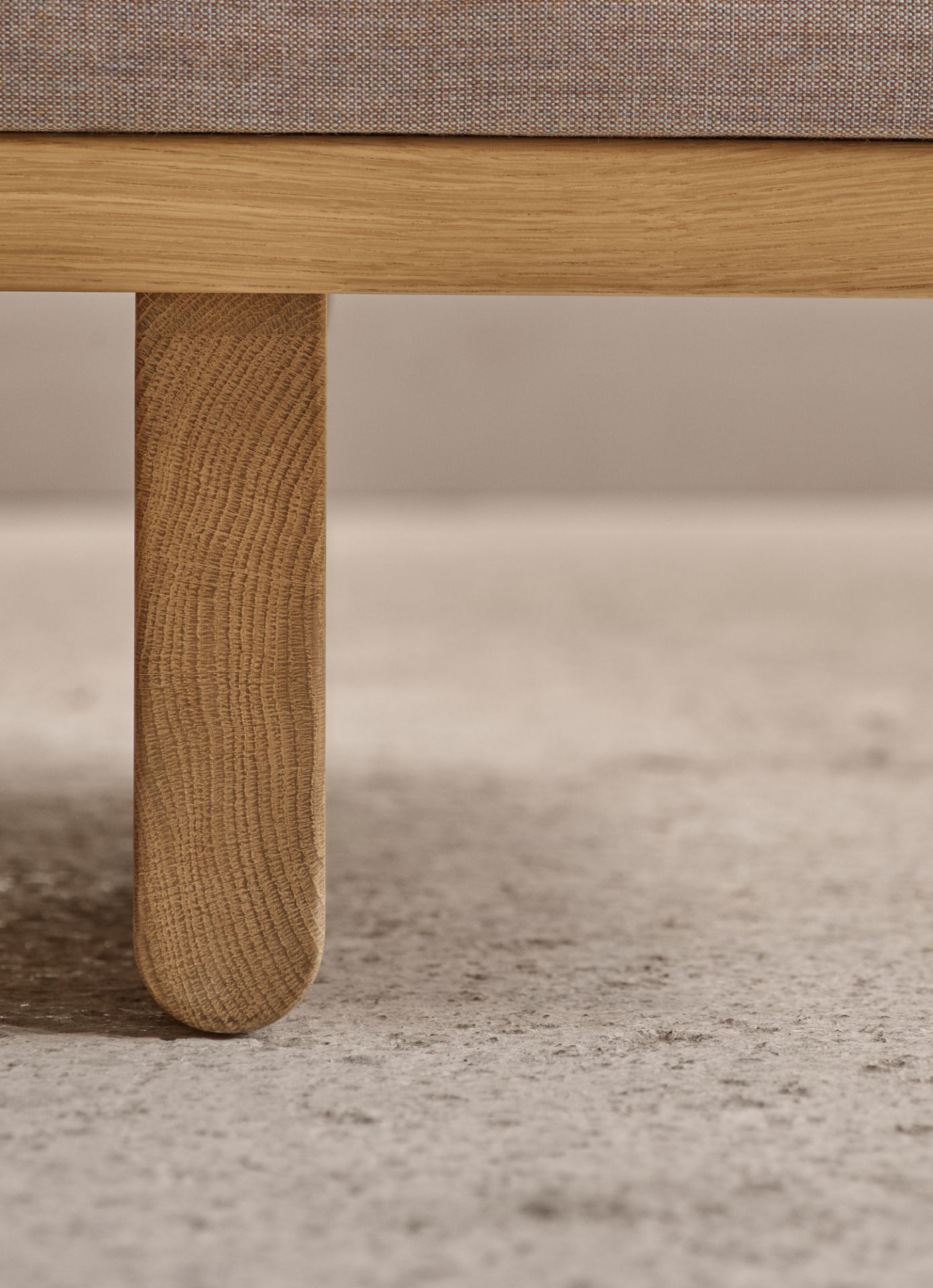 Detailaufnahme vom Bein des Carl Hansen BM0865 Daybed Tagesbetts aus Eichenholz und Stoffbezug.