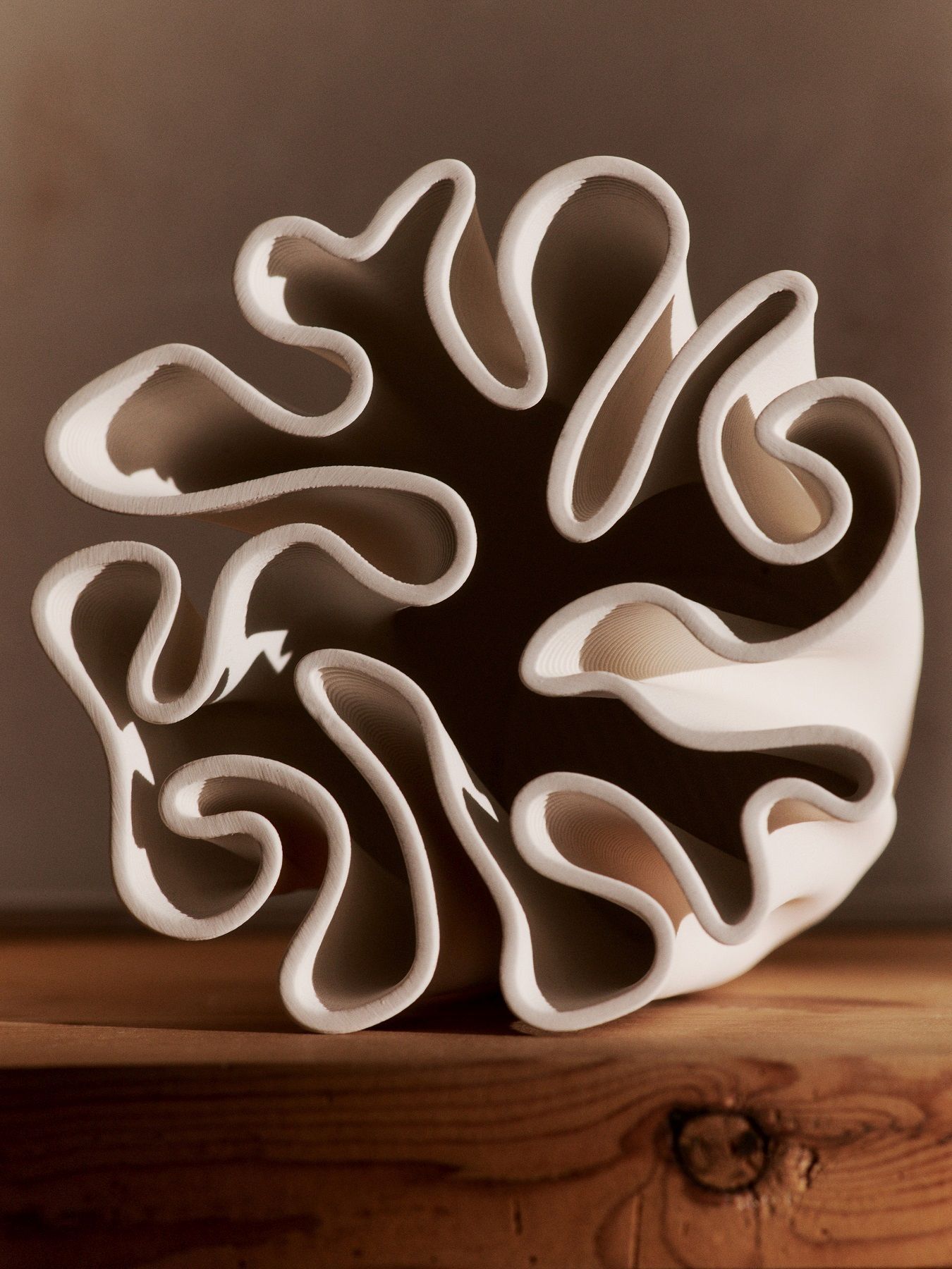 Nahaufnahme der Dedali Vase Medium von Ferm Living in Off-White, abstrakte Keramik Blumenvase.