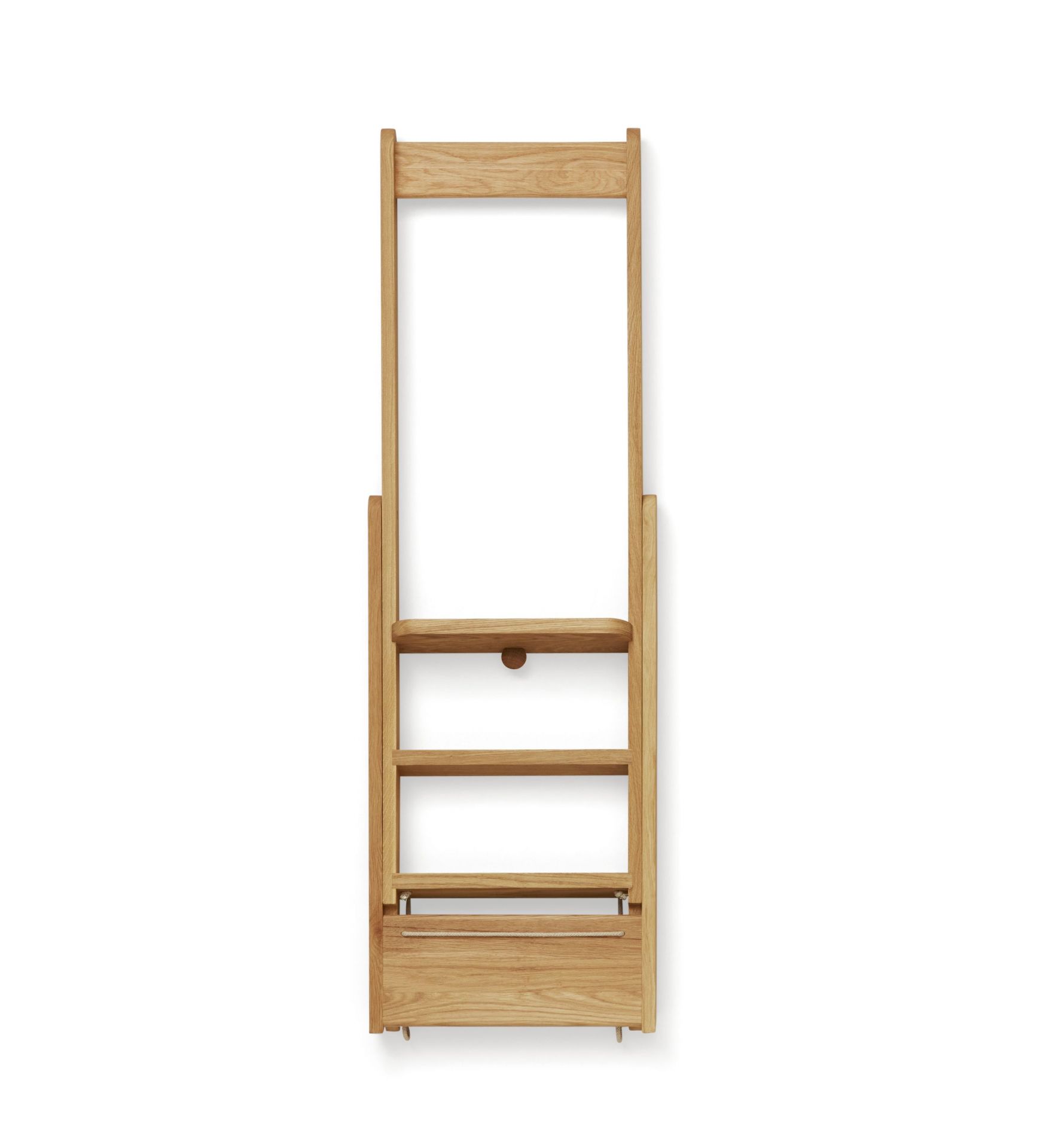 Step By Step Leiter aus Holz, zusammengeklappt. Praktische Haushaltsleiter für den täglichen Gebrauch.
