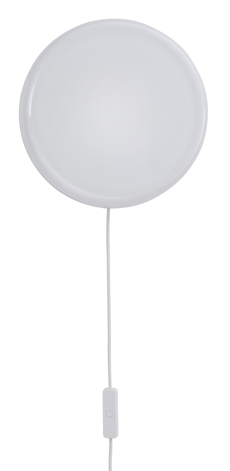 Weiße Muuto Looped Wandleuchte/Deckenleuchte mit rundem Lampenschirm und Kabel mit Schalter vor weißem Hintergrund.