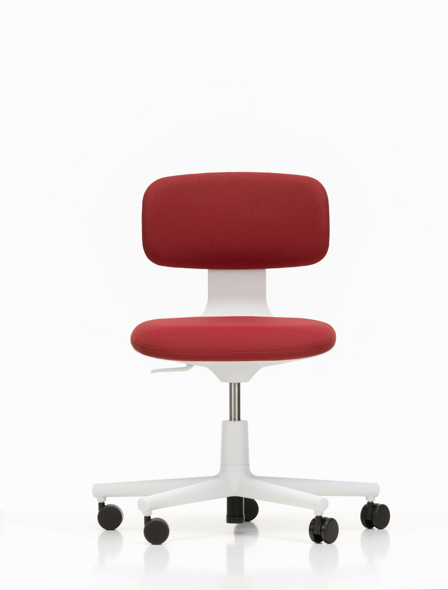 Vitra Rookie Bürodrehstuhl mit rotem Stoffbezug und weißem Fußkreuz auf weißem Hintergrund.