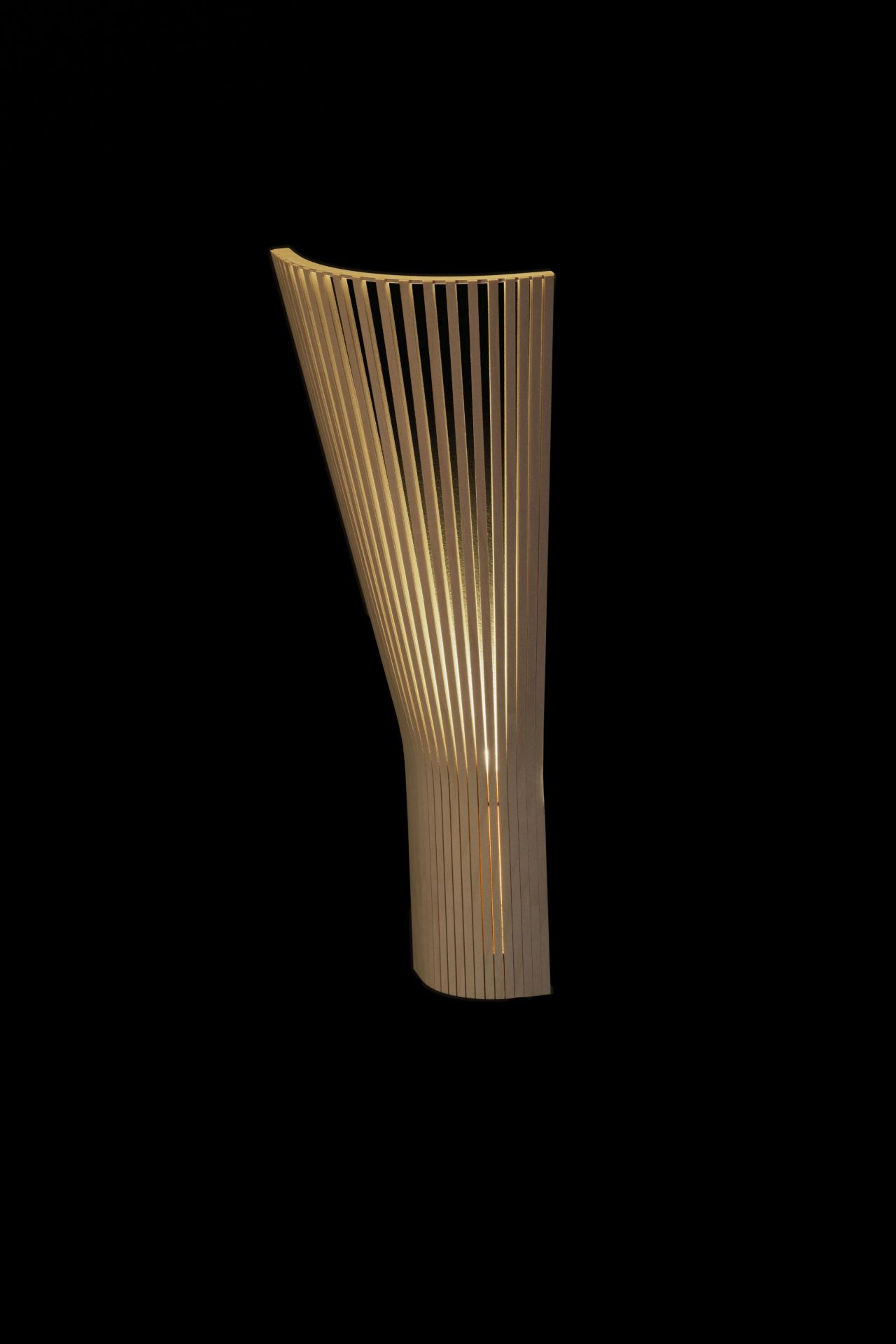Secto Design 4236 Eckleuchte aus Birkenholz, moderne Wandleuchte für indirekte Beleuchtung im Wohnraum.