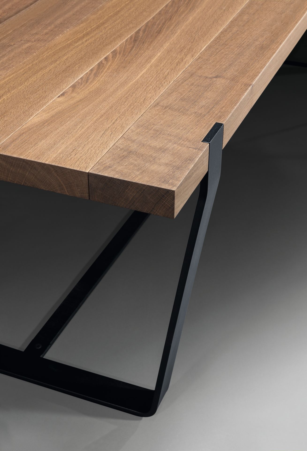 Detailaufnahme des Janua BB 11 Clamp Tischs mit geölter Eichenplatte und schwarzem Stahlgestell.