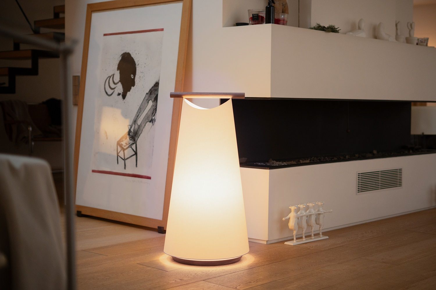 Catay Stehleuchte von Nomon, moderne Bodenlampe mit warmem Licht in stilvollem Wohnzimmer Ambiente.