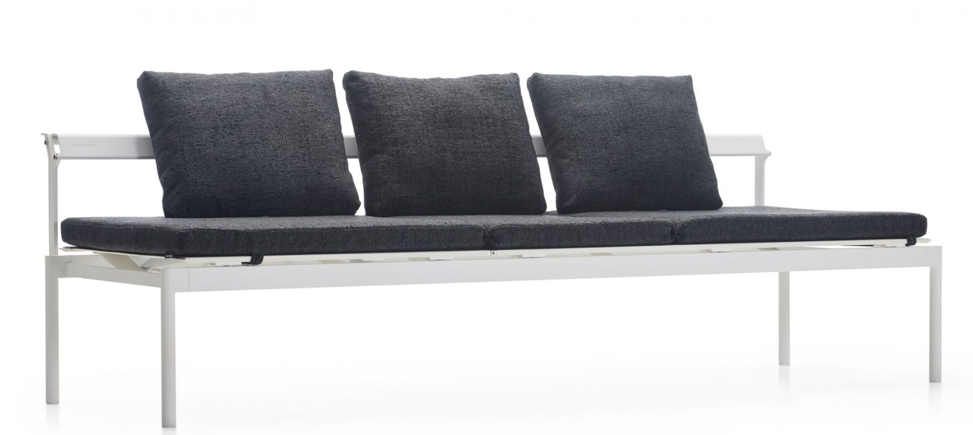 Sol + Luna Outdoor Sofa-Sonnenliege mit weißen Rahmen und grauen Kissen für Garten und Terrasse.