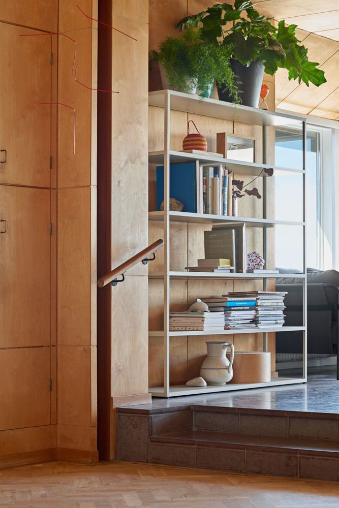 Helles New Order Sideboard von Hay, Kombination 501, mit Büchern und Pflanzen dekoriert, im modernen Wohnzimmer.