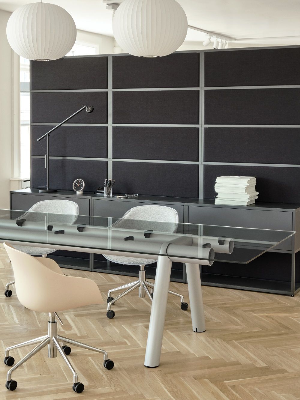 Boa Table von Hay: Konferenztisch mit Glasplatte und weißen Beinen in einem modernen Büro.