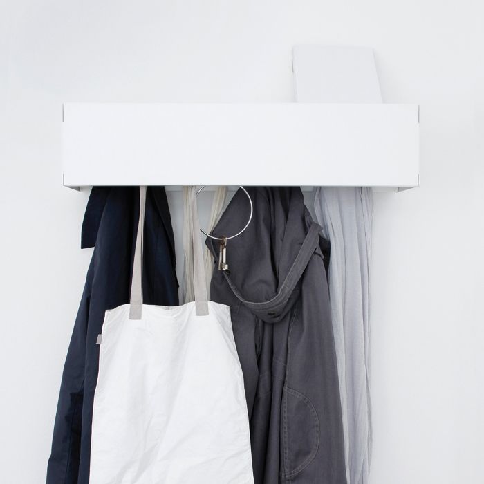 Weiße Wandgarderobe CR Linea1 mit Jacken, Schal und Tasche, modernes Design für Flur und Eingangsbereich.