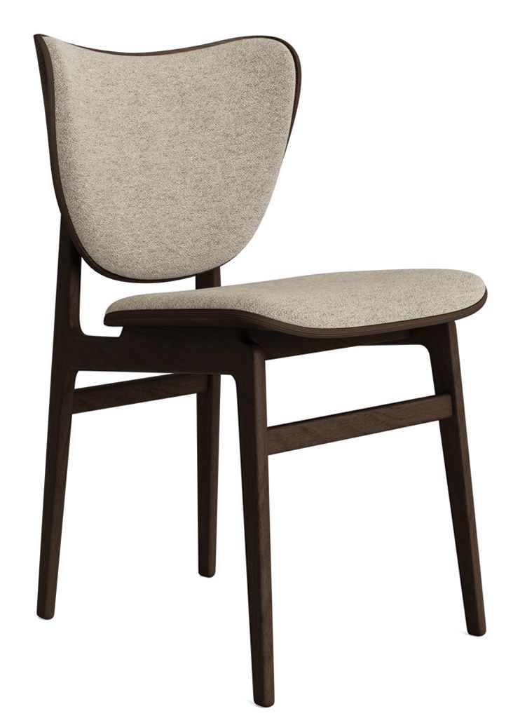 NORR11 Elephant Dining Chair, vollgepolsterter Stuhl mit dunklem Holzrahmen und beigem Stoffbezug.