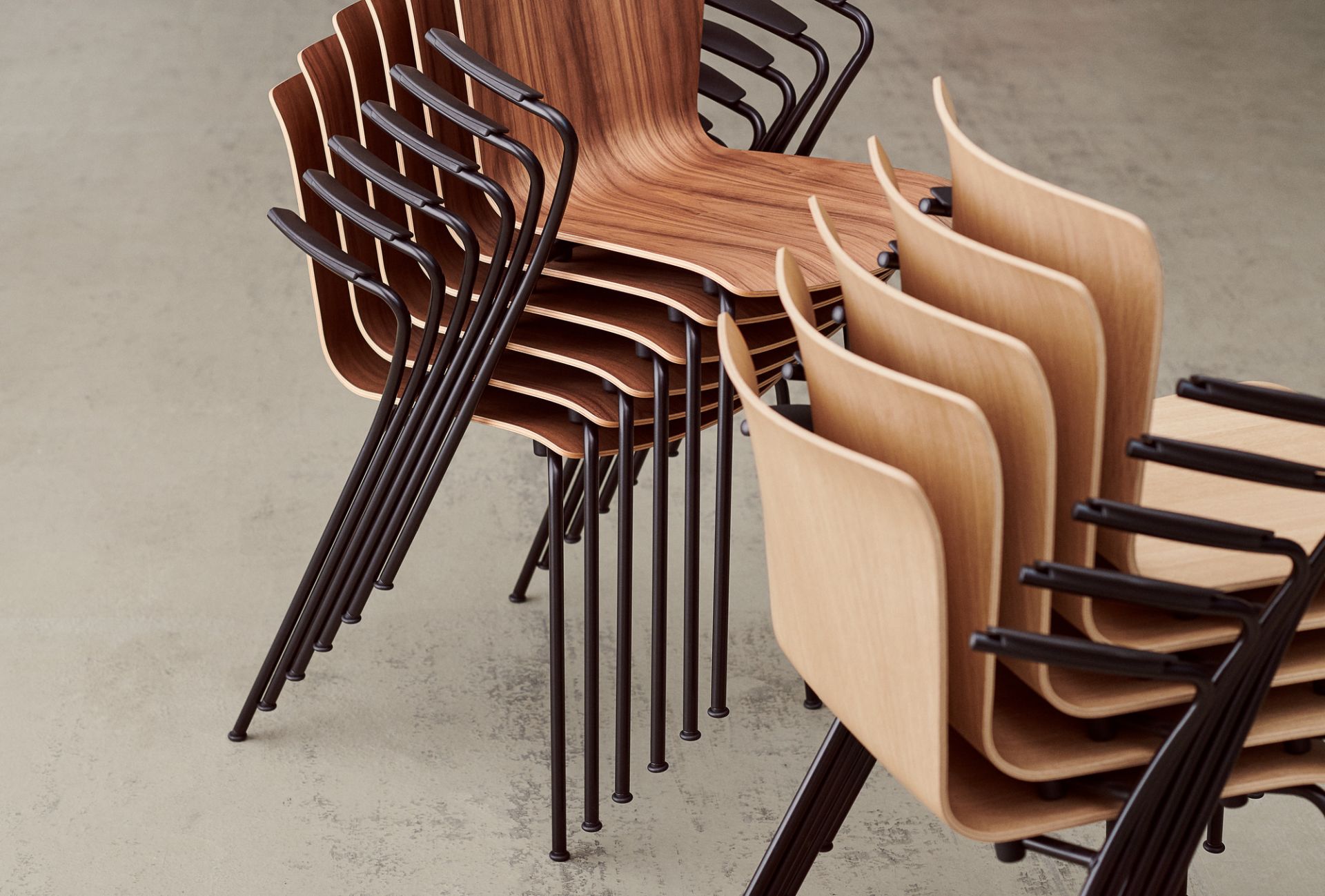 Stapel von Vico Duo Stühlen von Fritz Hansen in hellem und dunklem Holz mit Armlehnen.