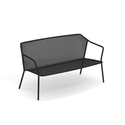 Schwarze Darwin Bank von Emu, 2-Sitzer Gartenbank aus Metallgeflecht für Terrasse und Garten.